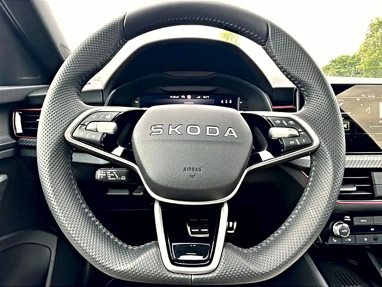 Volant sport perforé noir de Skoda Kamiq 2026 vu de face avec commandes multifonctions et tableau de bord digital.