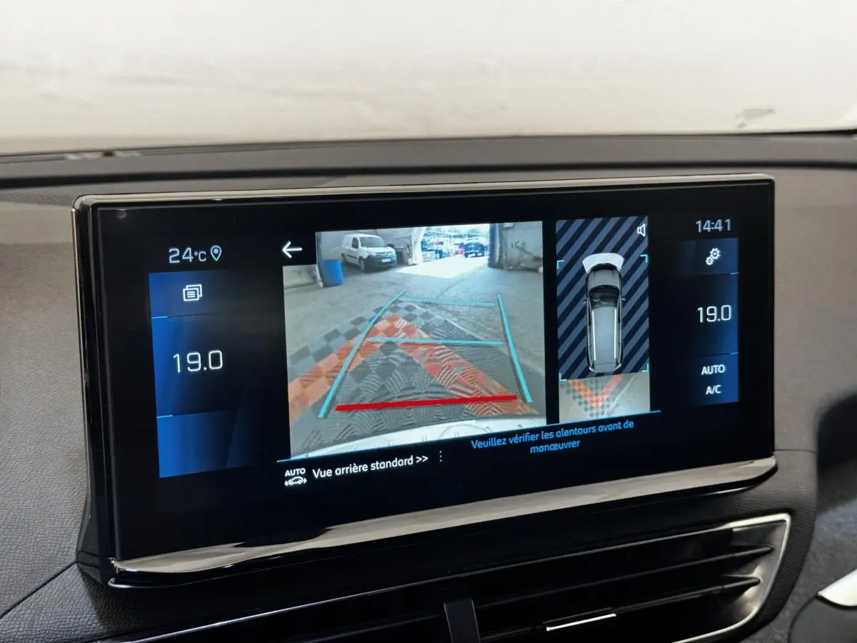 Écran tactile intérieur du Peugeot 5008 noir 2022 affichant la caméra de recul et l'aide au stationnement arrière.