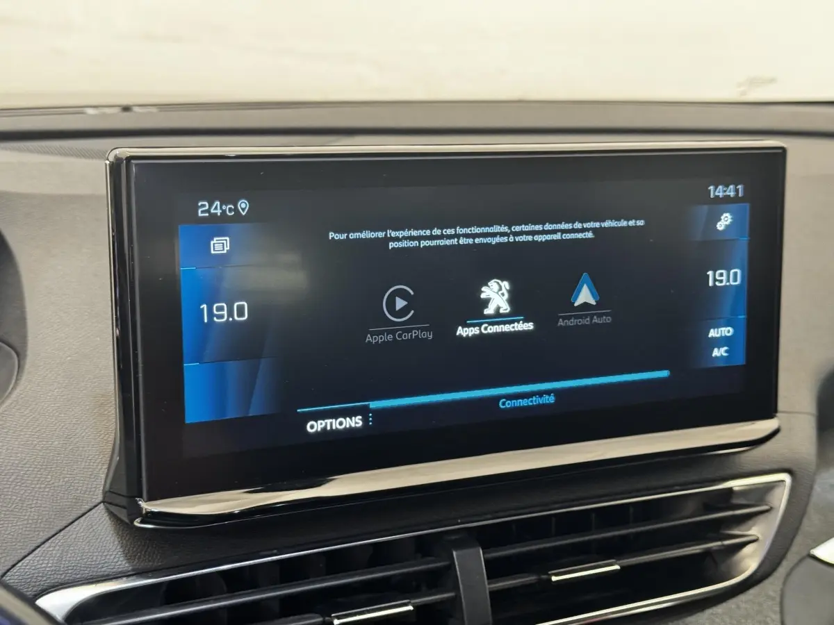 Écran tactile central du tableau de bord du Peugeot 5008 2022 affichant Apple CarPlay et Android Auto.