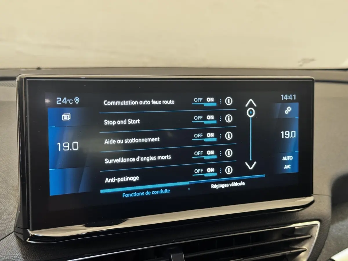 Écran tactile central du Peugeot 5008 noir montrant les réglages d’aides à la conduite et climatisation à 19°C.
