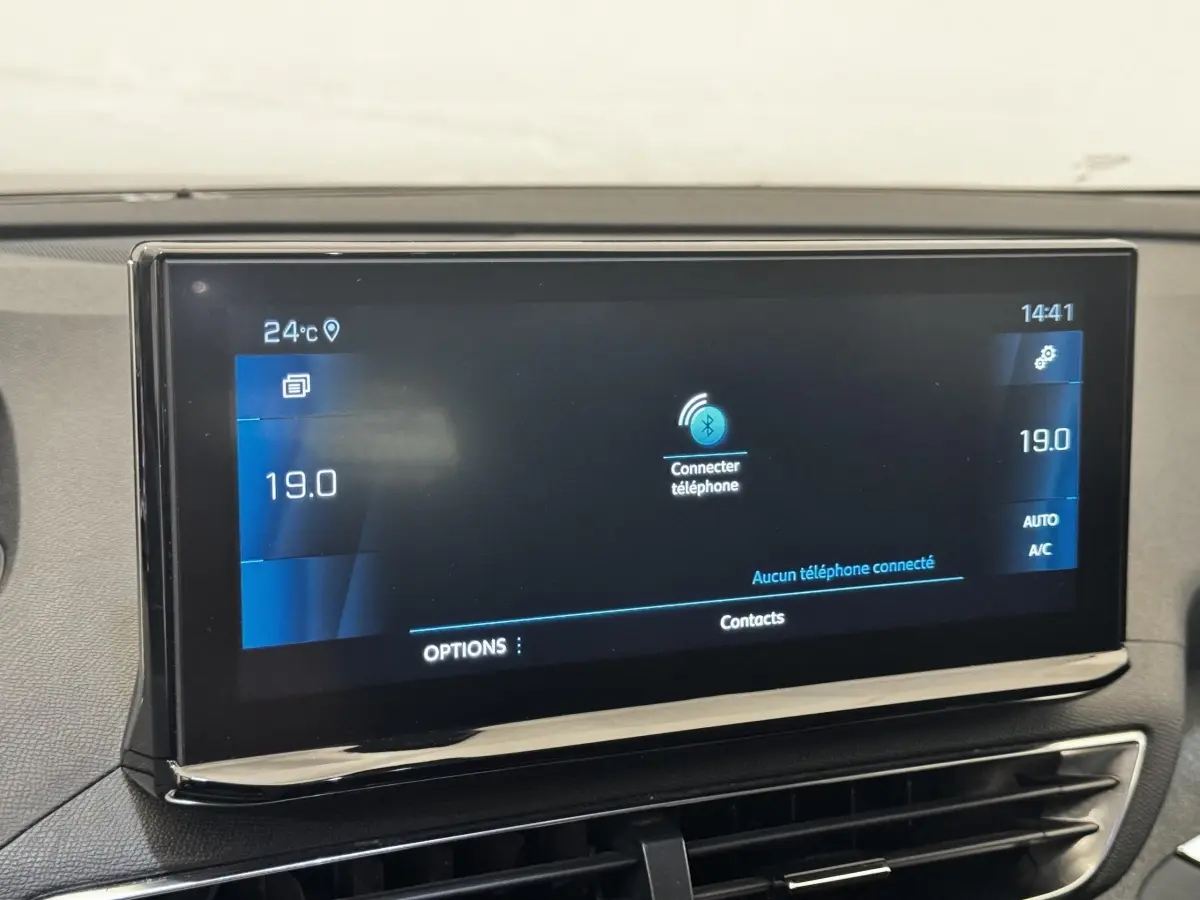 Écran tactile central du tableau de bord du Peugeot 5008 noir, affichant la connexion Bluetooth et la température à 19°C.