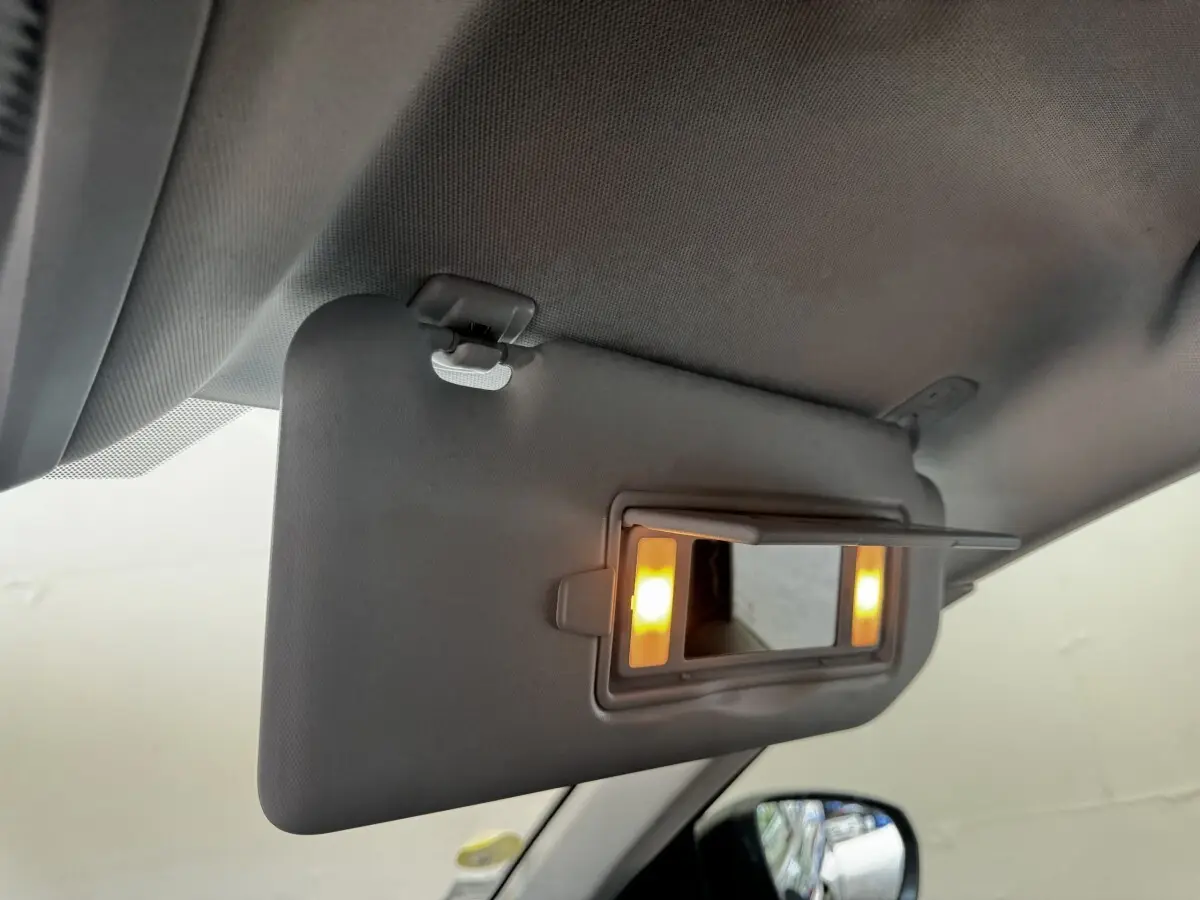 Détail intérieur du pare-soleil avec miroir éclairé côté conducteur dans un Peugeot 5008 noir.