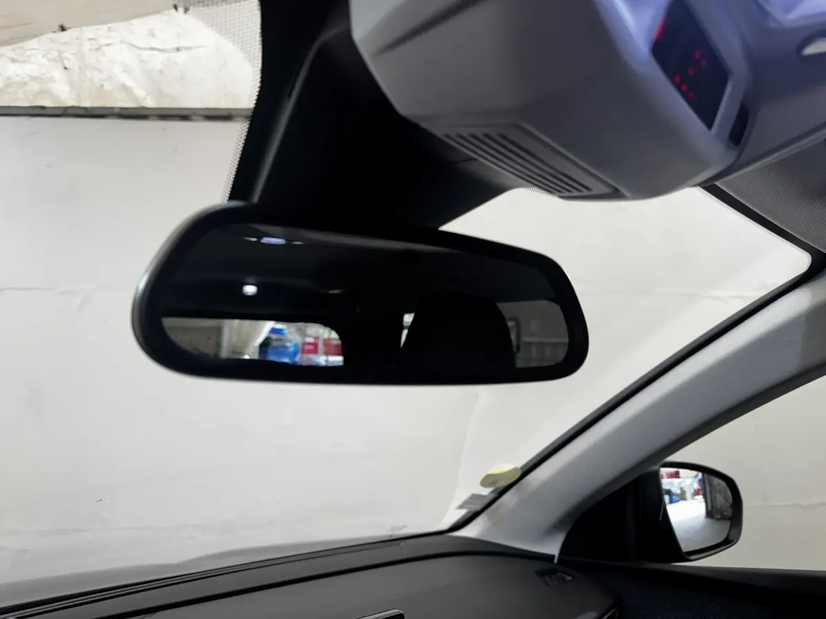 Vue intérieure du rétroviseur central et latéral droit d’un Peugeot 5008 noir, avec tableau de bord partiellement visible.