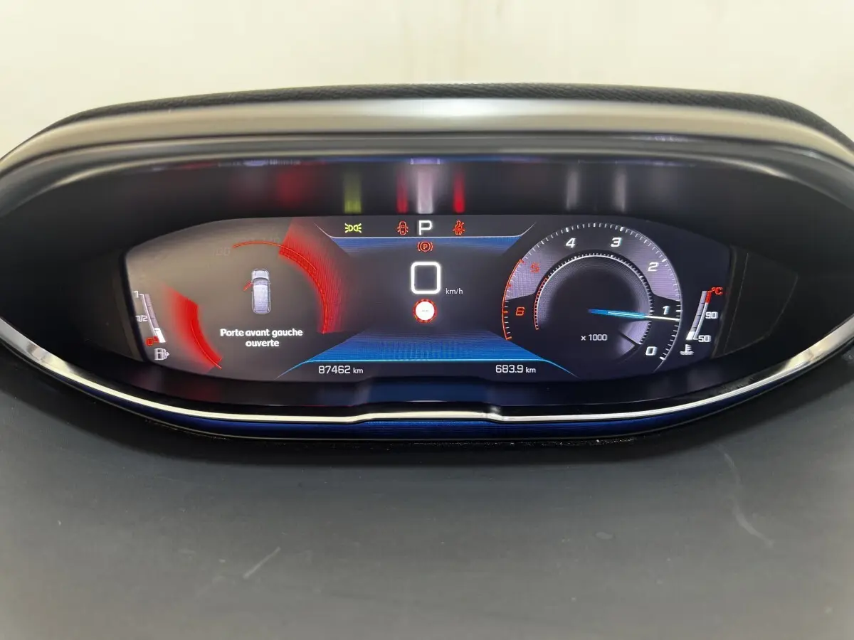 Affichage numérique du tableau de bord du Peugeot 5008 noir, indiquant porte avant gauche ouverte et vitesse à 0 km/h.