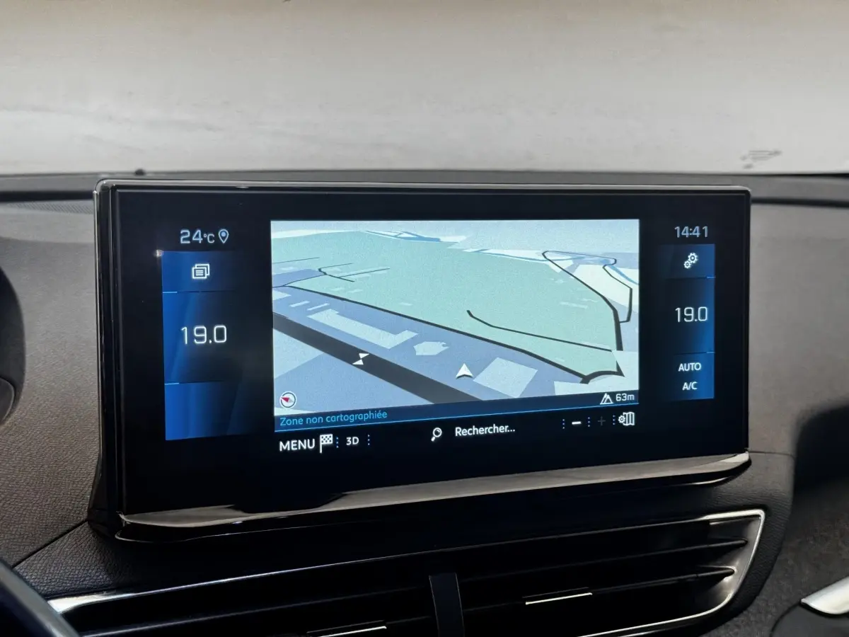 Écran tactile central du tableau de bord du Peugeot 5008 noir, affichant la navigation en mode 3D.