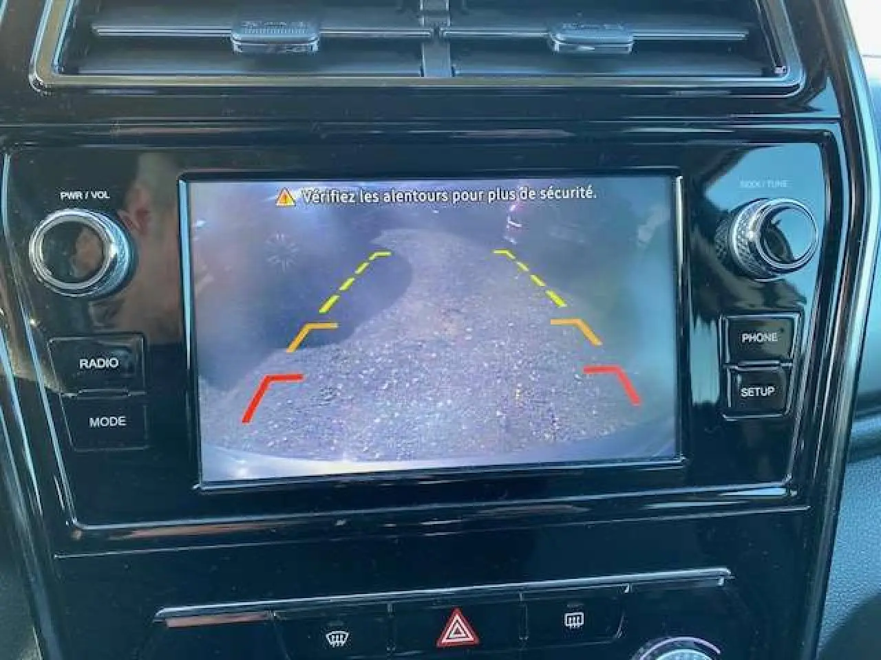 Écran central du tableau de bord du Ssangyong Tivoli 2021 gris foncé affichant la caméra de recul avec repères colorés.