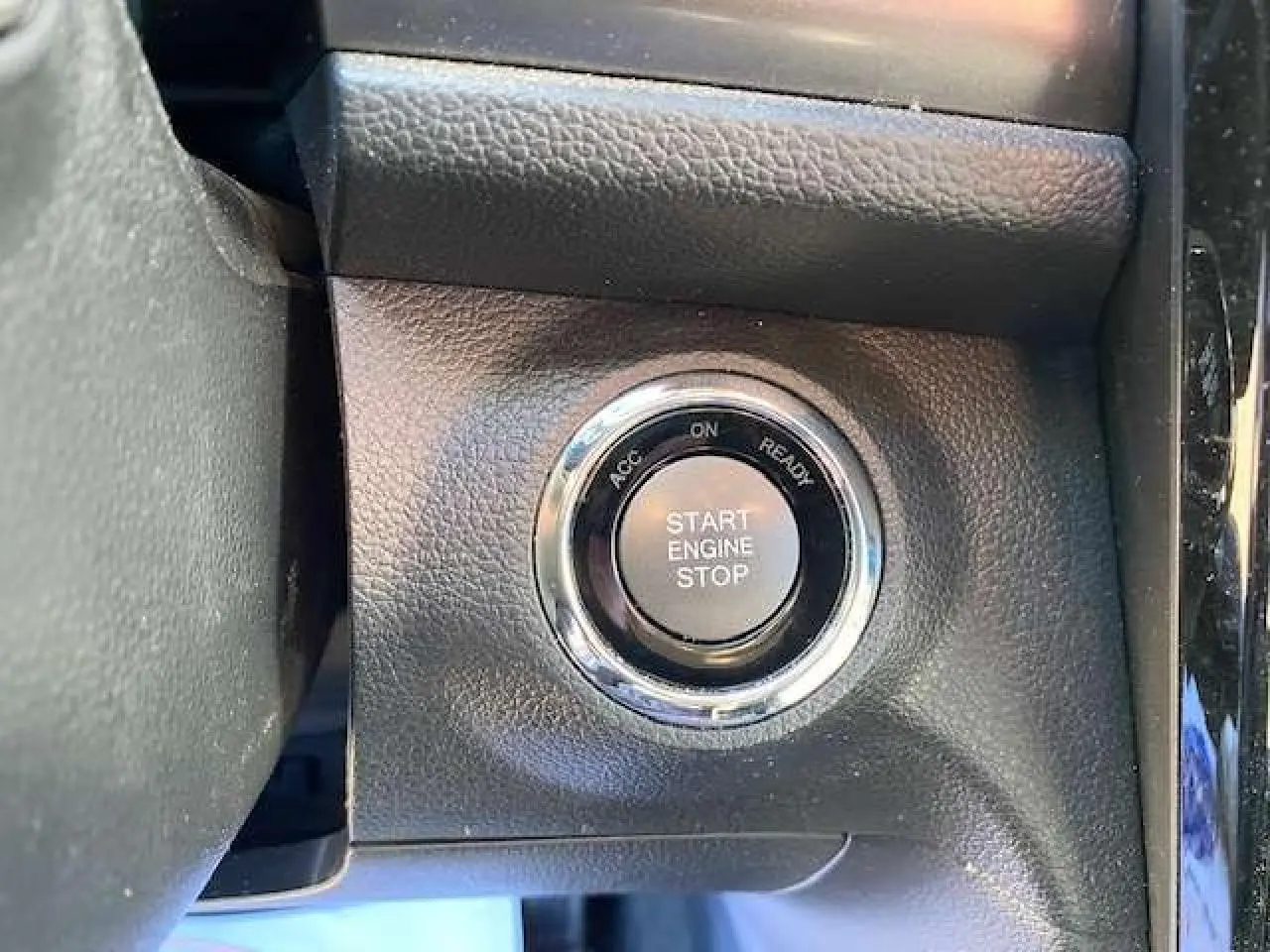 Bouton start/stop moteur en gros plan sur tableau de bord noir du SsangYong Tivoli gris foncé 2021 version Pop.