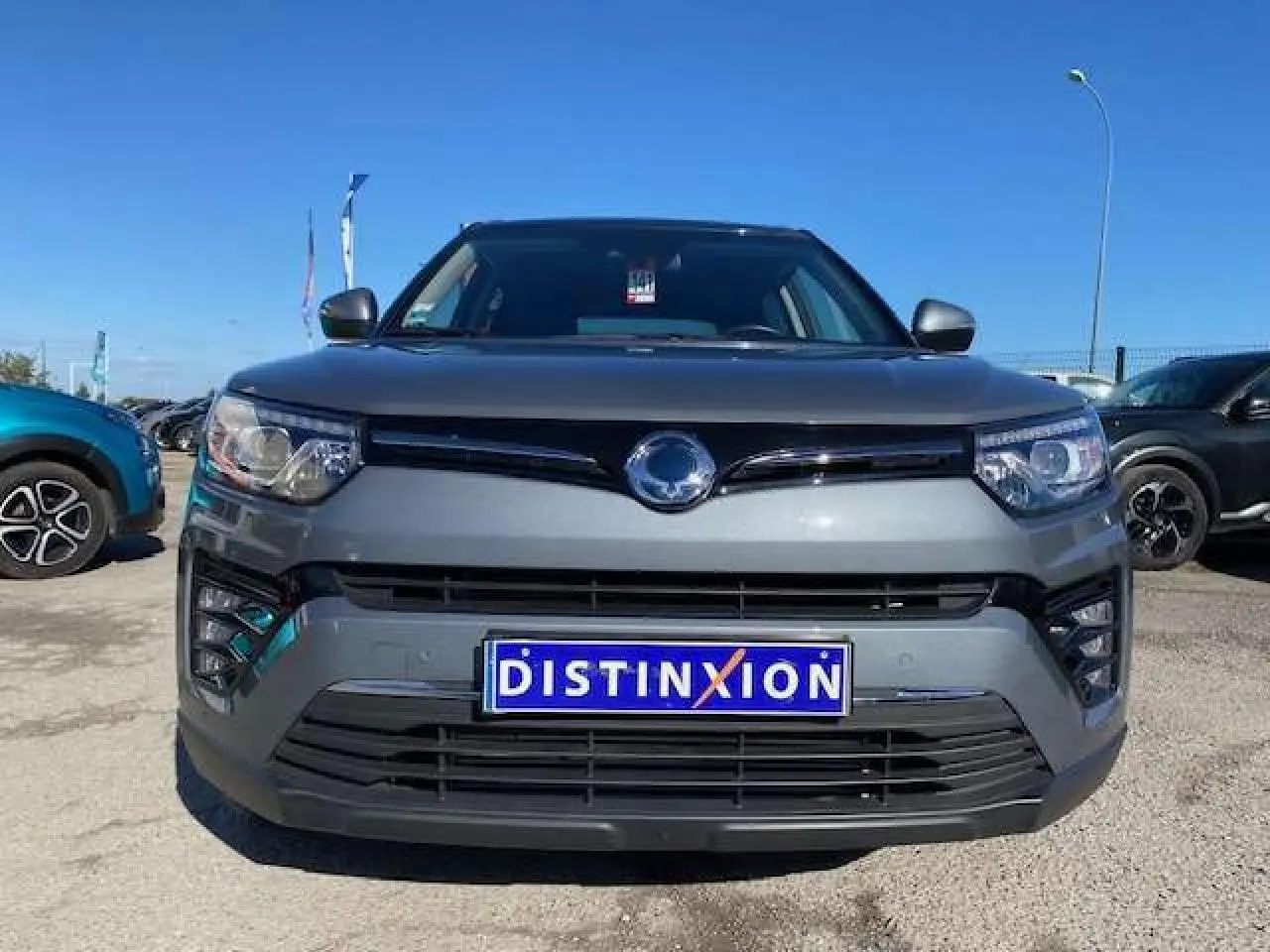 Vue frontale d'un SsangYong Tivoli gris foncé 2021 avec calandre noire et plaque Distinxion visible.