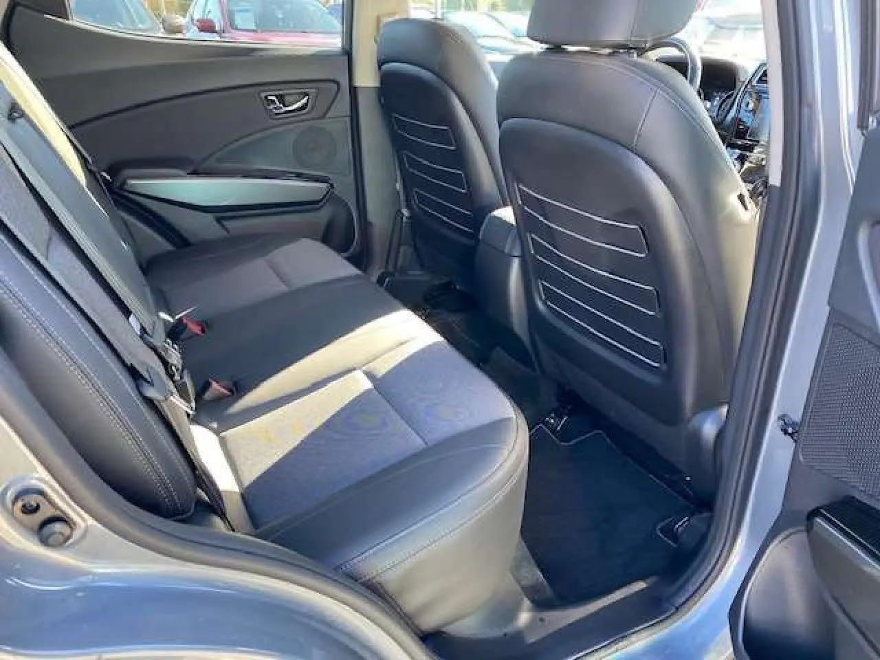 Vue intérieure arrière côté droit du SsangYong Tivoli gris foncé 2021, sièges en tissu et cuir avec surpiqûres blanches.