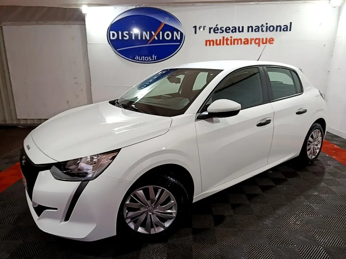 PEUGEOT 208 blanc vue 3/4 avant droit dans un showroom avec jantes alliage et phares LED distinctifs.
