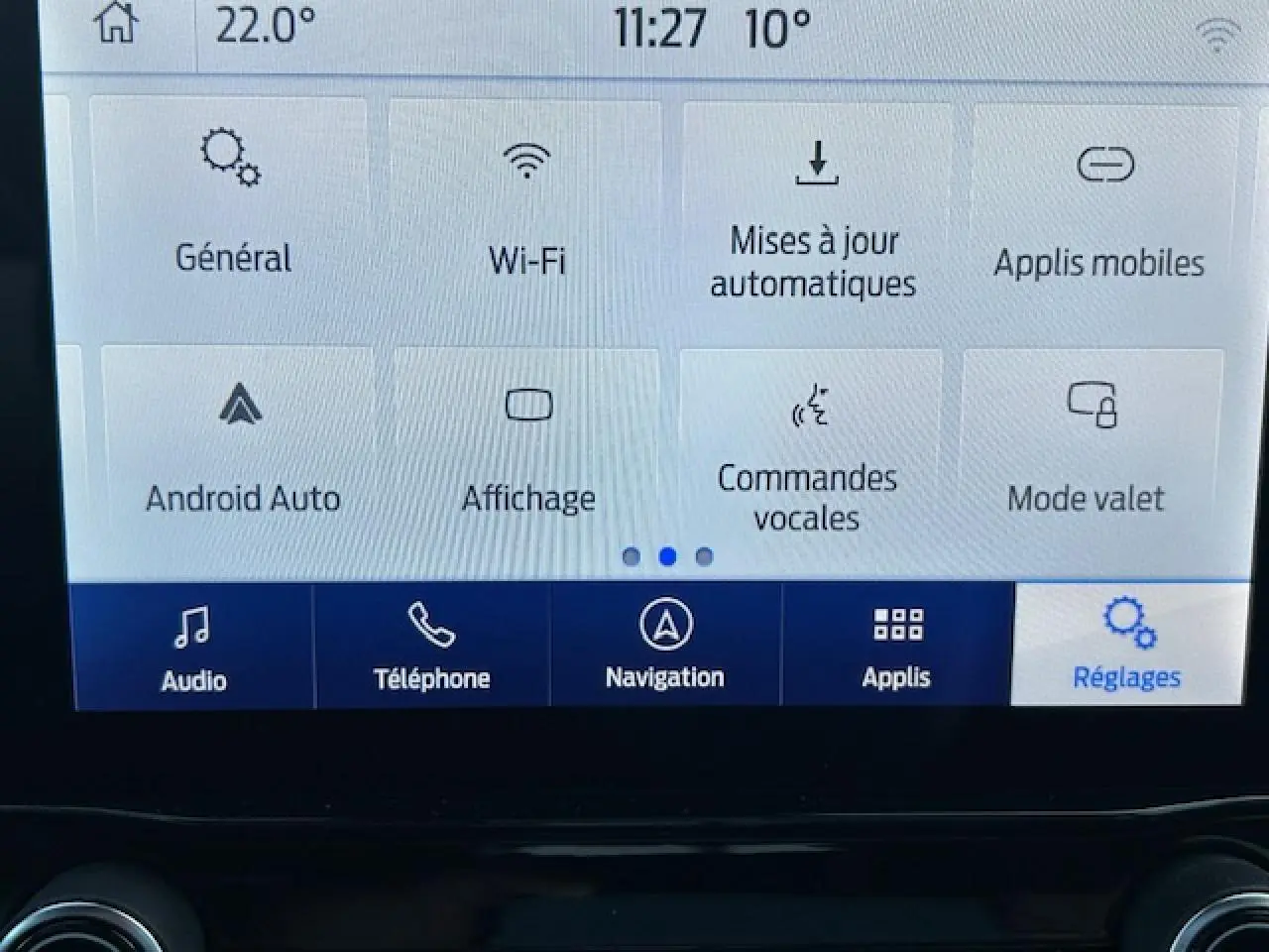Écran tactile central du Ford Puma gris Magnetic affichant le menu des réglages avec options connectivité et navigation.