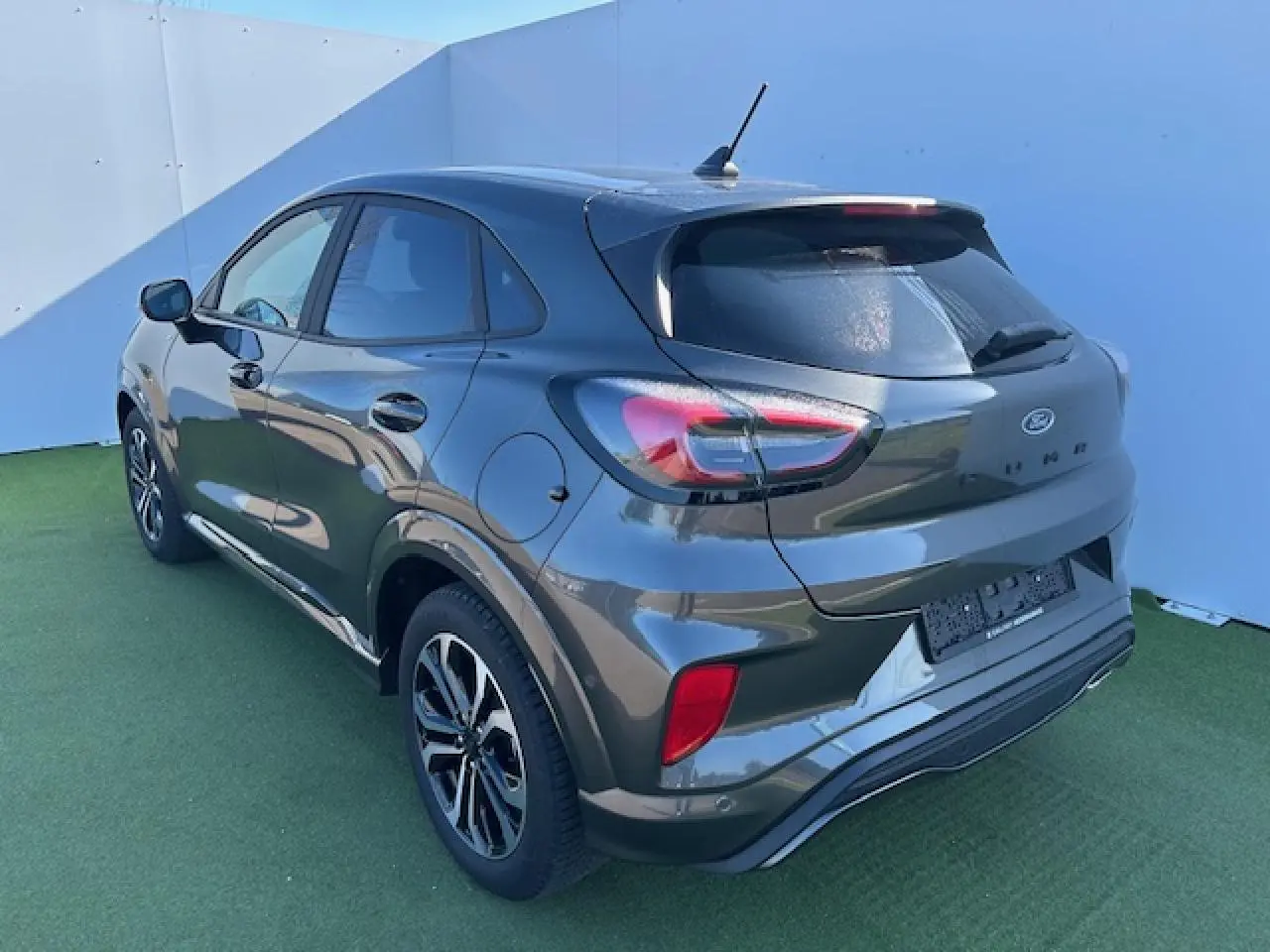 Ford Puma gris Magnetic vu en 3/4 arrière droit, avec feux arrière LED et jantes alliage 17 pouces.
