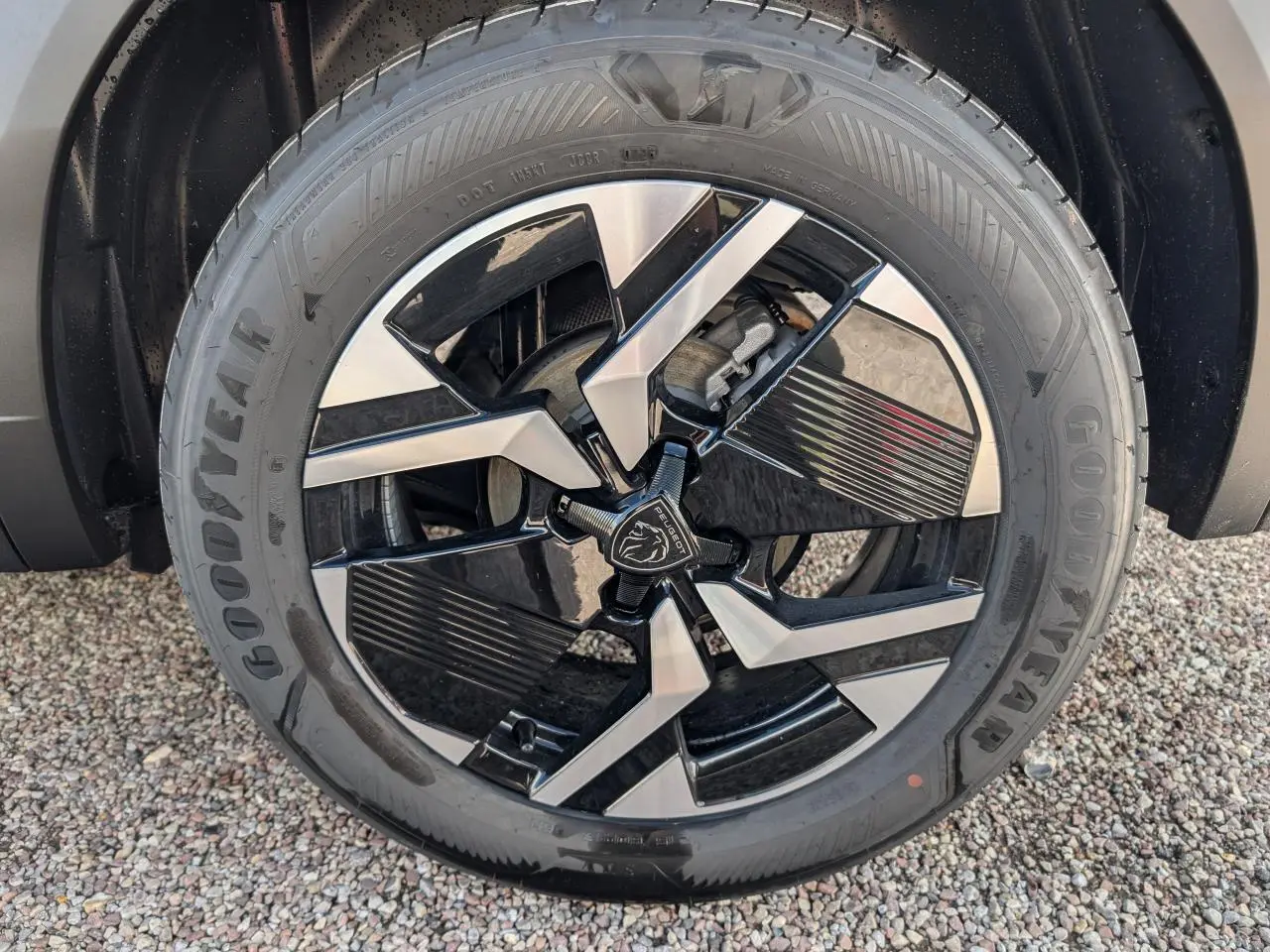 Gros plan sur la jante alliage 17'' bi-ton noir et argent du côté gauche du Peugeot 2008 blanc 2026.