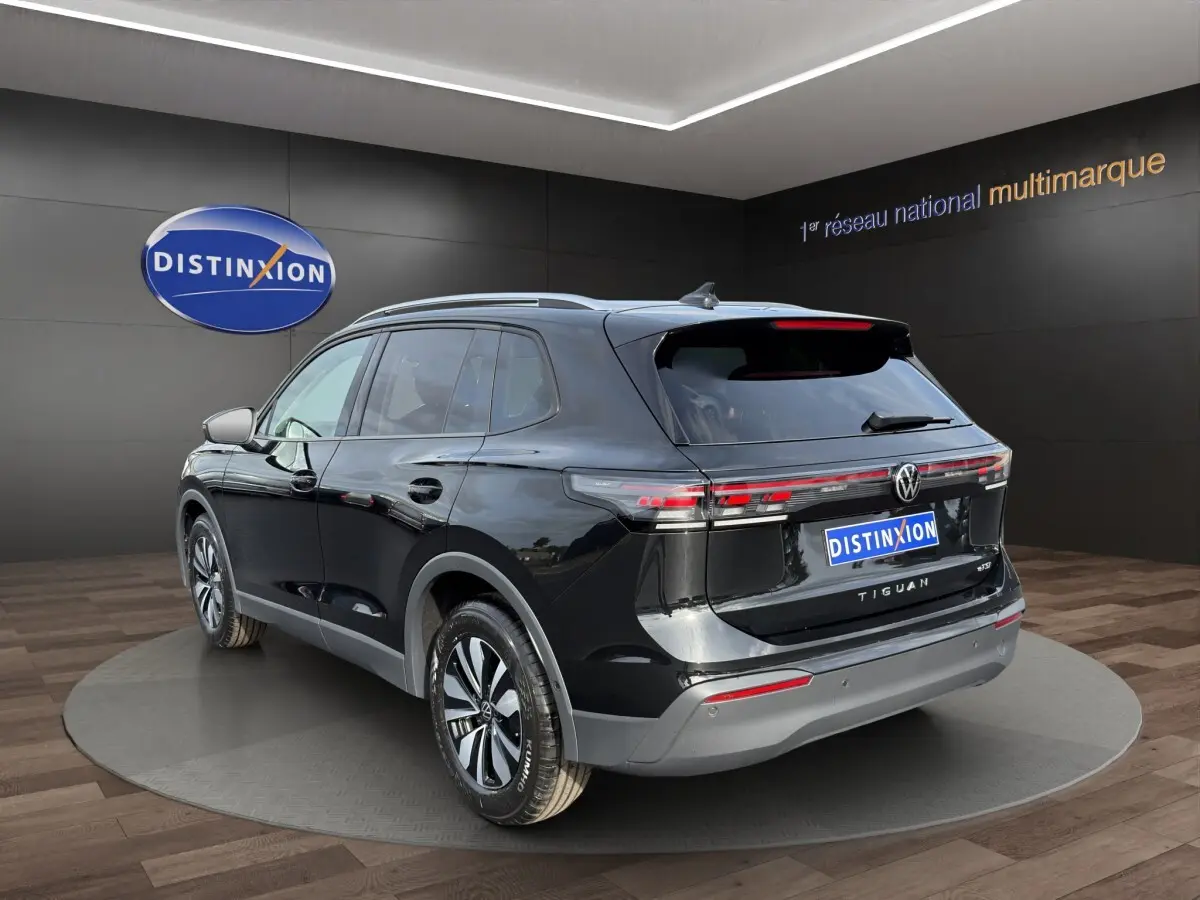 Volkswagen Tiguan noir vue 3/4 arrière droit, feux arrière LED et jantes alliage distinctives.