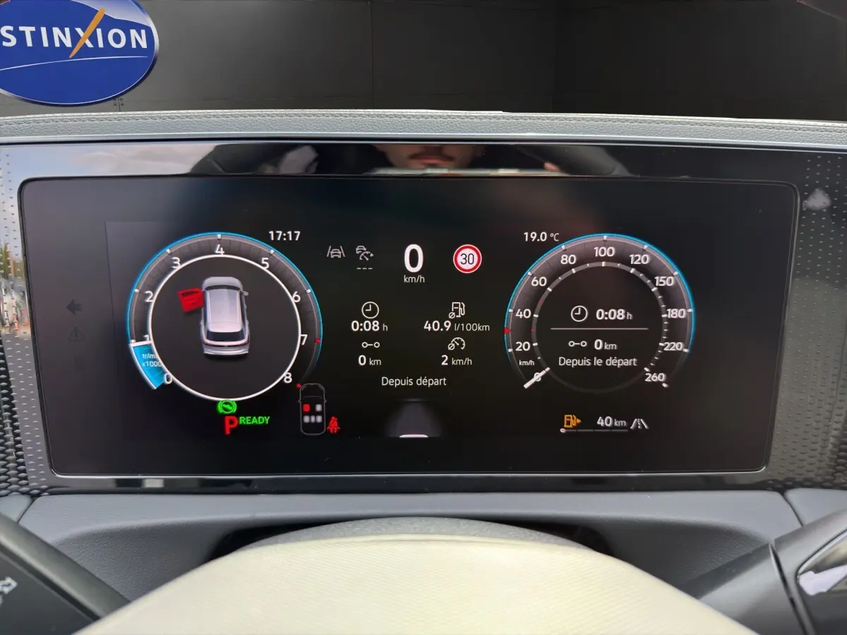 Affichage numérique du combiné d'instruments du Volkswagen Tiguan 2026, avec indicateurs de vitesse, consommation et alertes.
