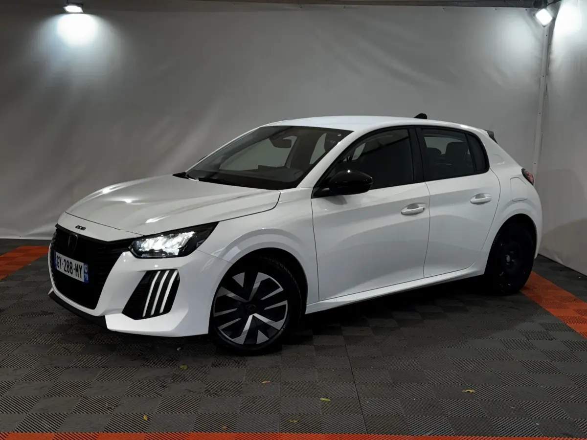 Peugeot 208 blanc vue 3/4 avant droit, feux LED allumés, jantes noires et toit noir contrastant.