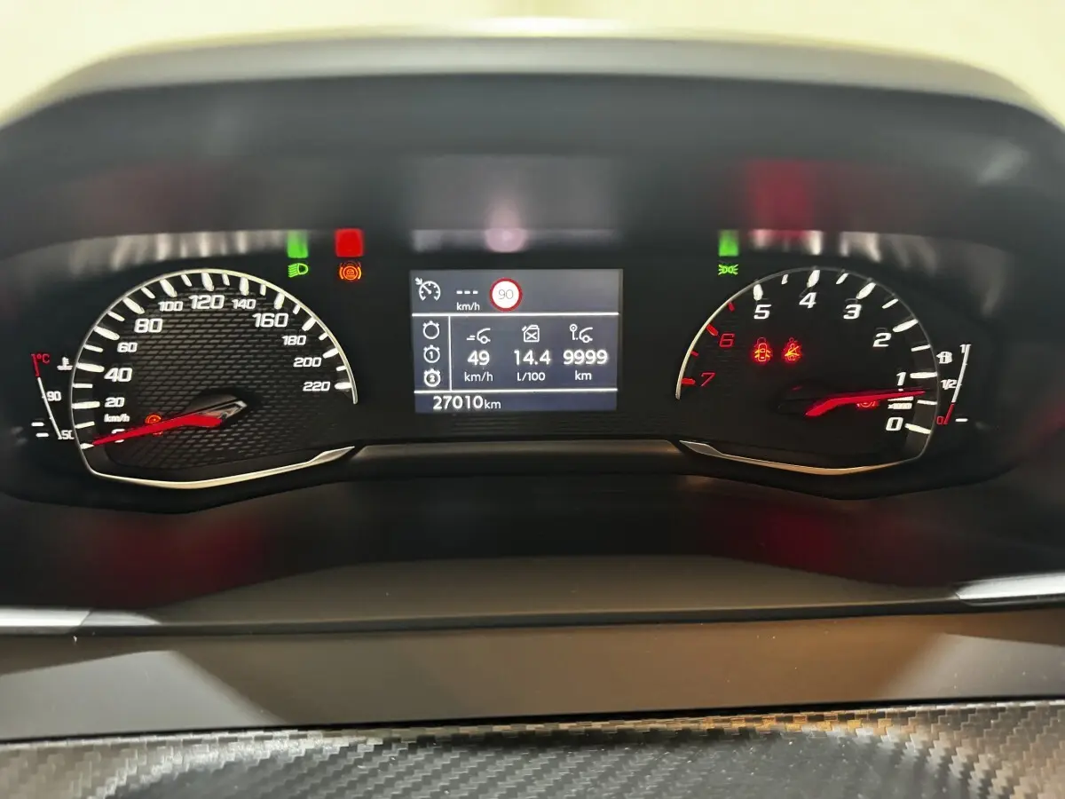Vue rapprochée du combiné d'instruments numérique de la Peugeot 208 PureTech 75 S&S Active avec affichage de vitesse et alertes.