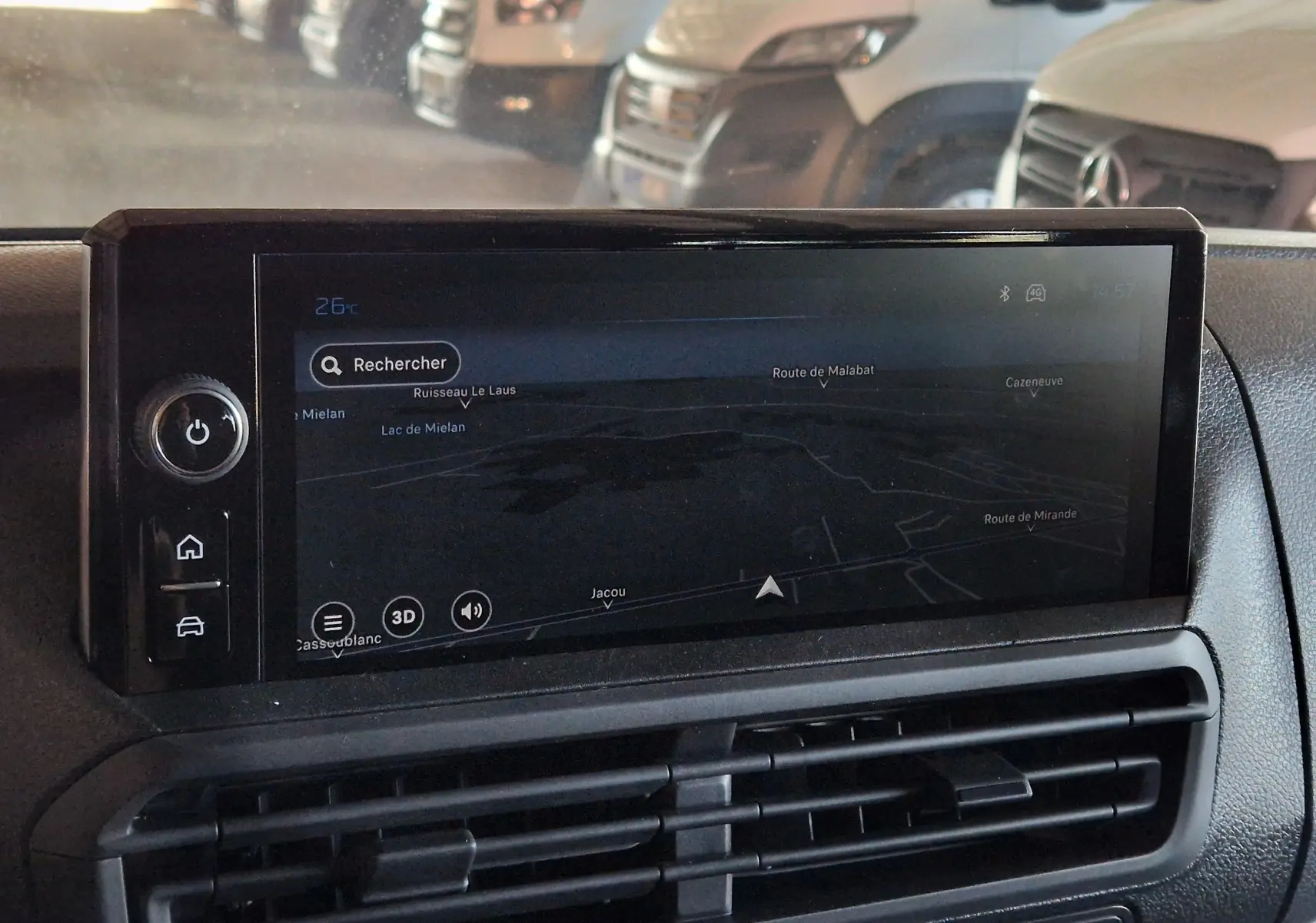 Écran tactile du système de navigation du Peugeot Expert Cabine Approfondie gris titane, vue intérieure centrale.