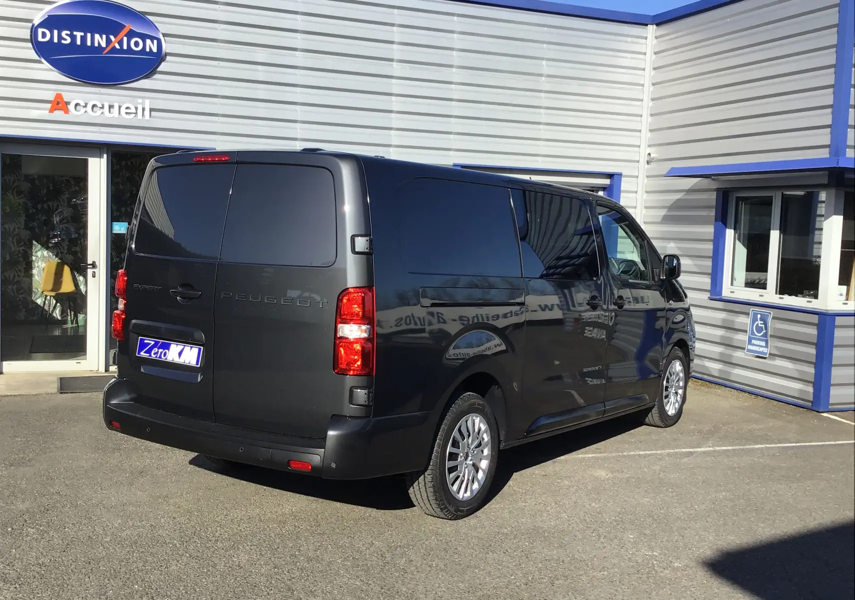 Vue 3/4 avant droite d'un Peugeot Expert Cabine Approfondie gris titane avec calandre noire et jantes argentées.