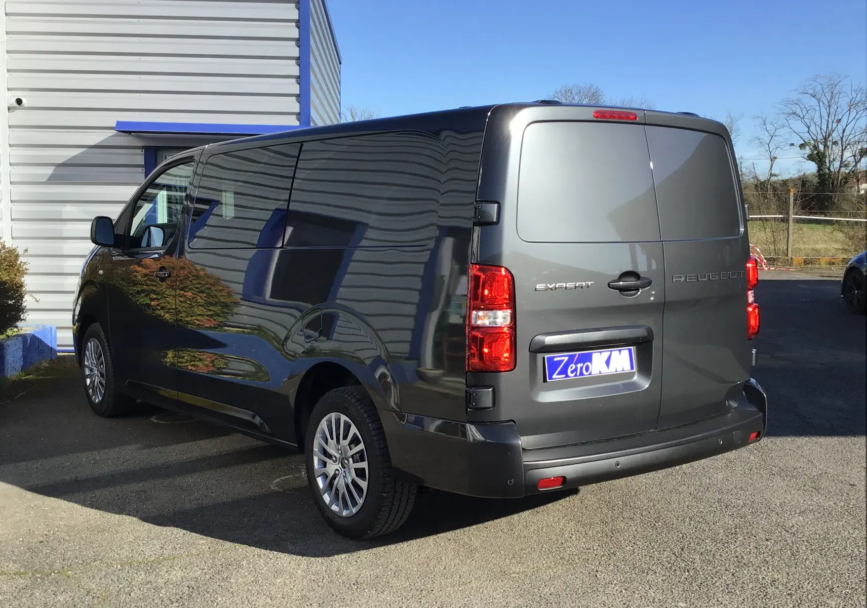 Peugeot Expert XL gris titane vu de profil côté gauche, avec cabine approfondie et vitres teintées arrière.