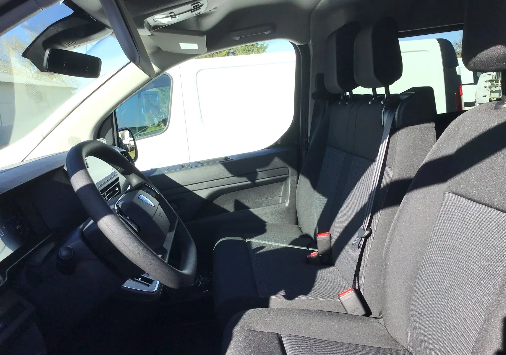Vue 3/4 arrière droite d'un Peugeot Expert Cabine Approfondie gris titane, avec vitres teintées et feux arrière rouges.