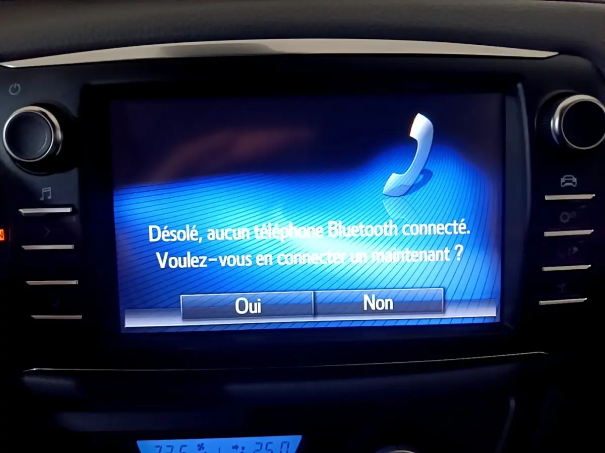 Écran tactile central de la Toyota Yaris hybride 2019 affichant un message Bluetooth sans téléphone connecté.