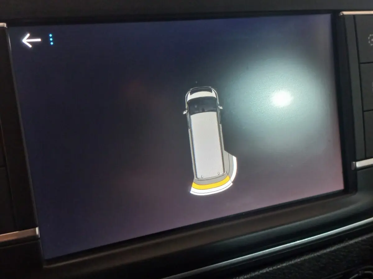 Affichage tactile intérieur montrant l'alerte de proximité arrière du Peugeot Traveller gris clair 2021.