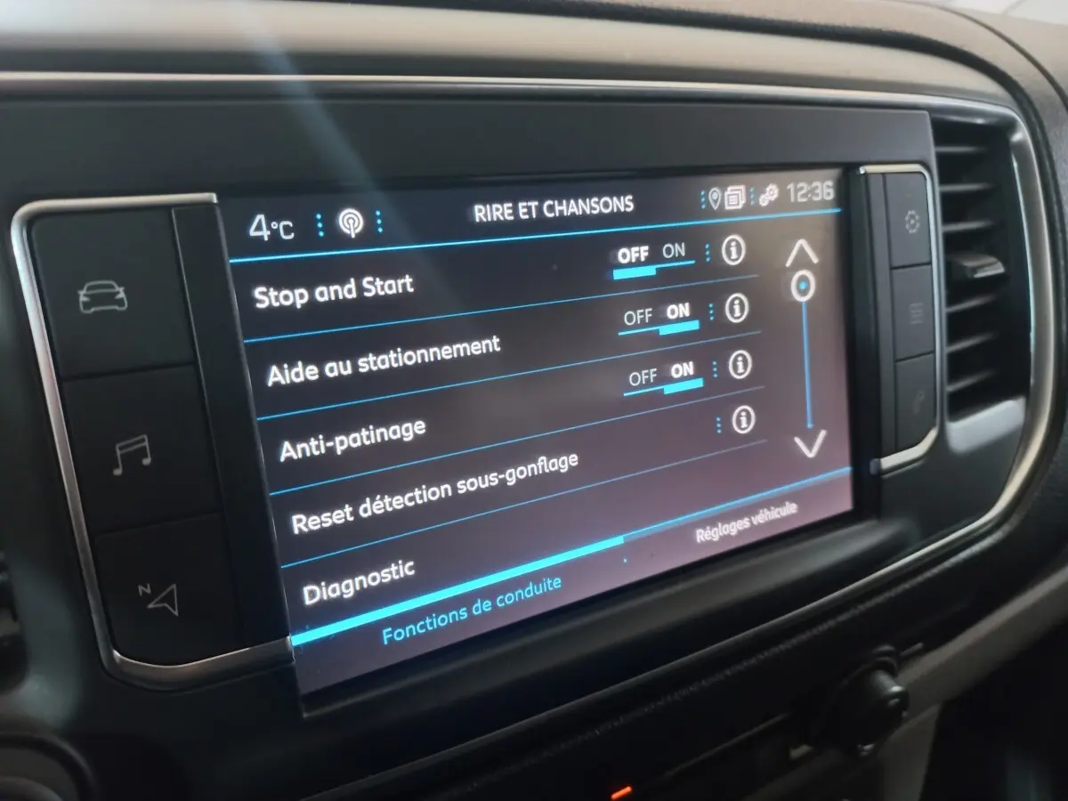 Écran tactile central du Peugeot Traveller 2021 affichant les réglages d’aide à la conduite, vue de près côté droit.