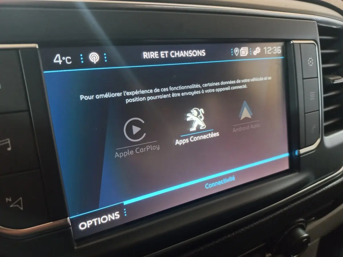 Écran tactile central du Peugeot Traveller 2021 montrant les options Apple CarPlay et Android Auto, ambiance intérieure.