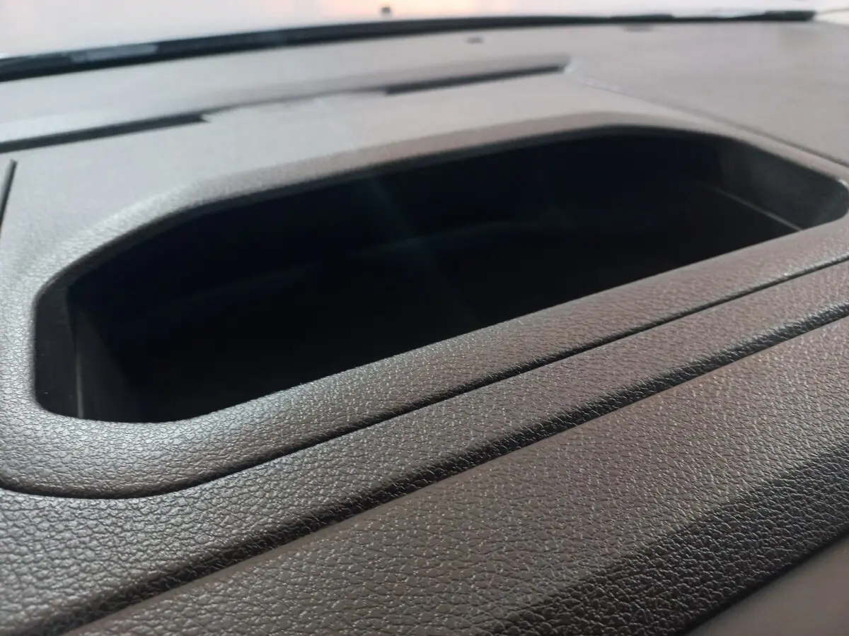 Gros plan sur le rangement intégré au tableau de bord du Peugeot Traveller 1.5 BlueHDi 120 gris clair de 2021.