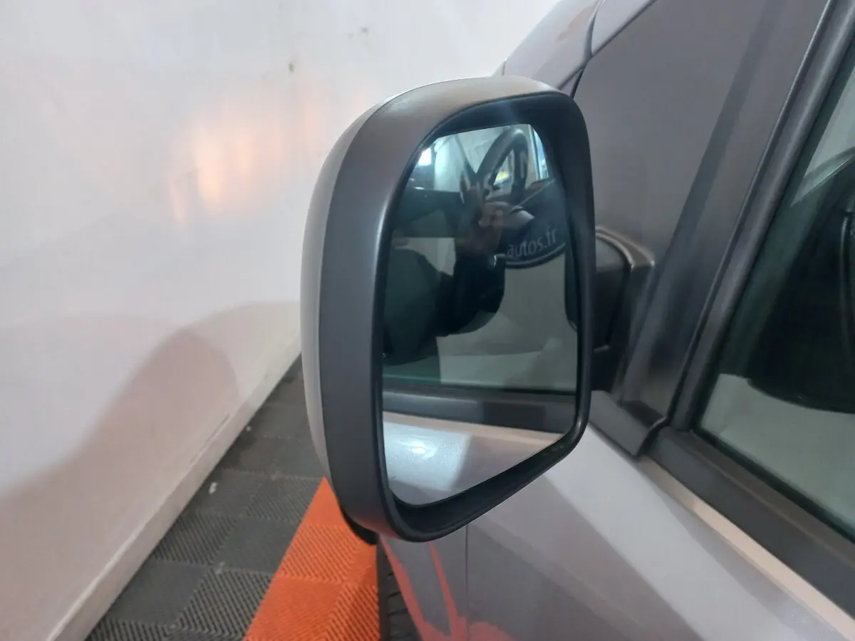 Rétroviseur côté gauche du Peugeot Traveller gris clair 2021, vue rapprochée avec reflet intérieur du véhicule.