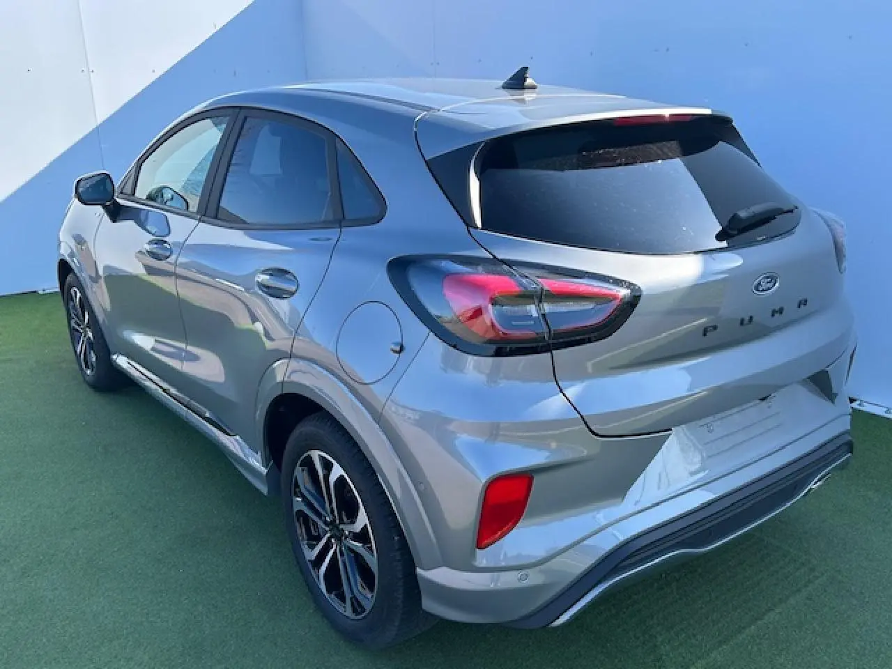 Vue 3/4 arrière droite du Ford Puma gris Magnetic 2023 avec feux LED et jantes alliage 17 pouces.