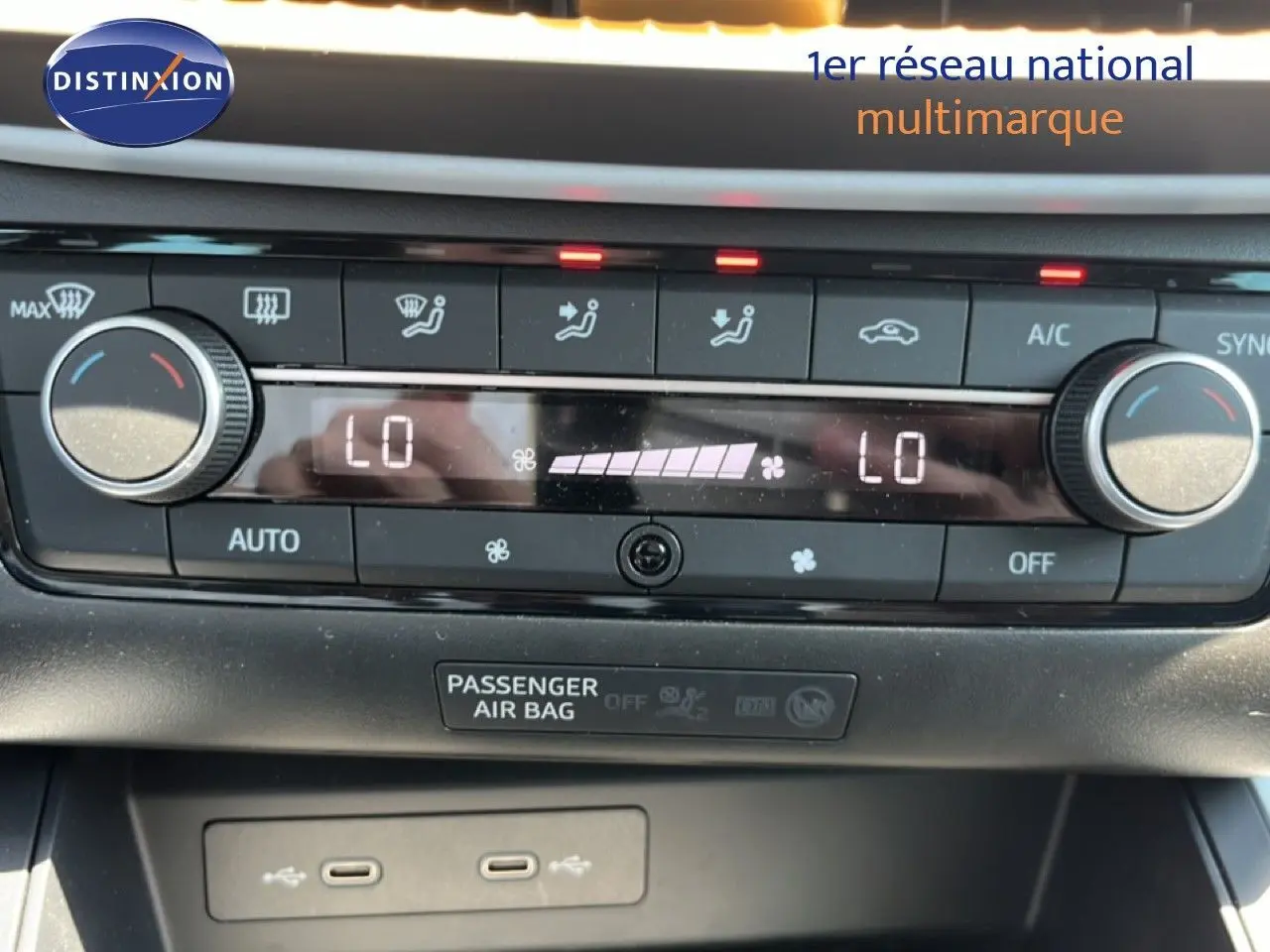 Gros plan sur la console centrale du SEAT Arona 2025, montrant les commandes de climatisation et deux ports USB.