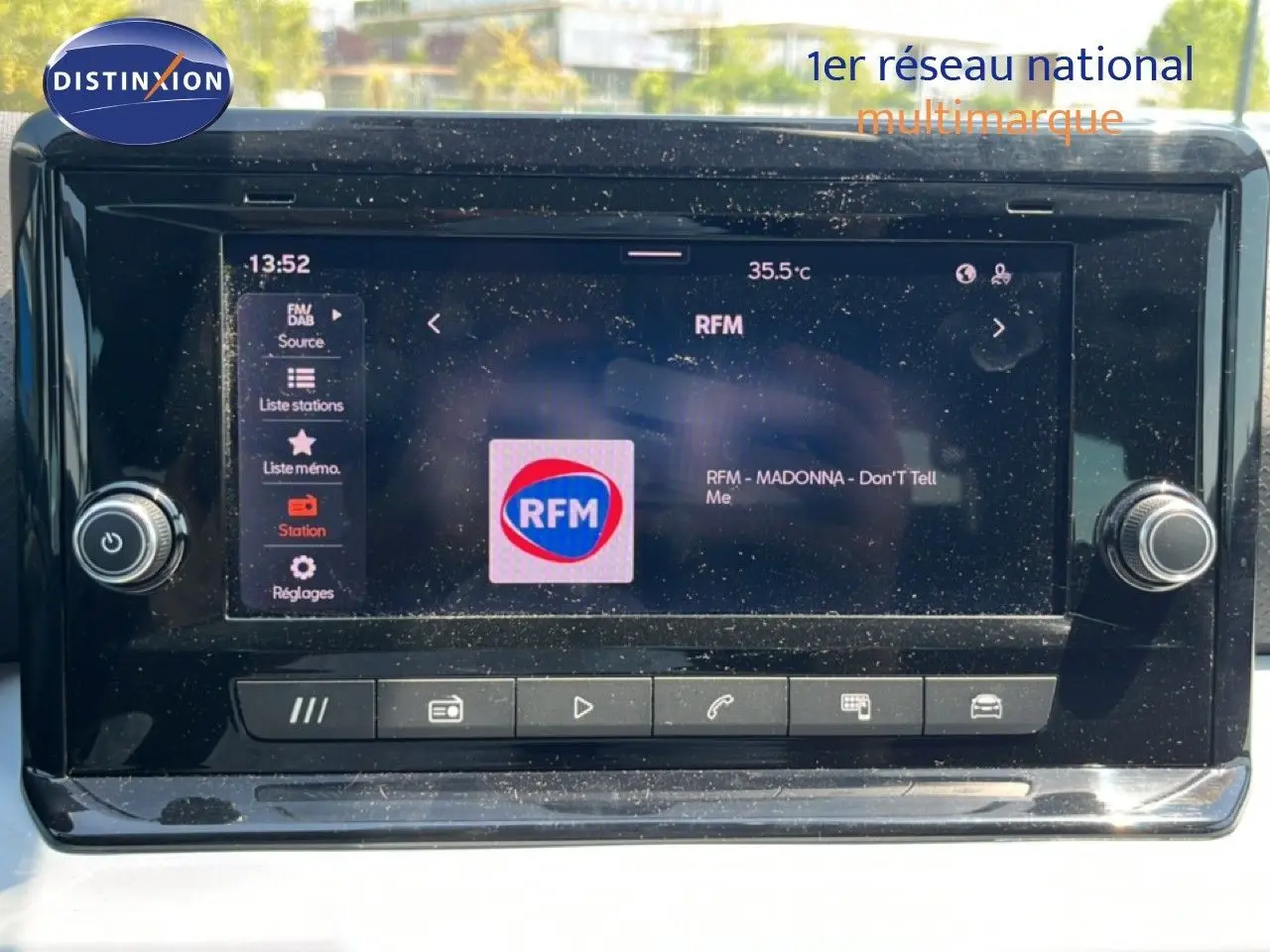 Écran tactile multimédia de la SEAT Arona 2025 affichant la radio RFM, avec boutons de contrôle en bas.