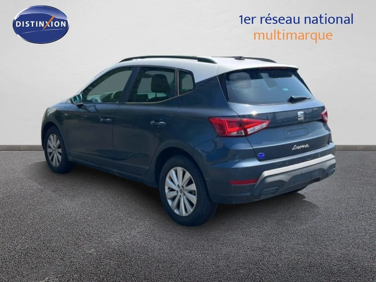 SEAT Arona 2025 gris Magnetic Metal avec toit blanc, vue 3/4 arrière côté gauche, feux arrière LED visibles.