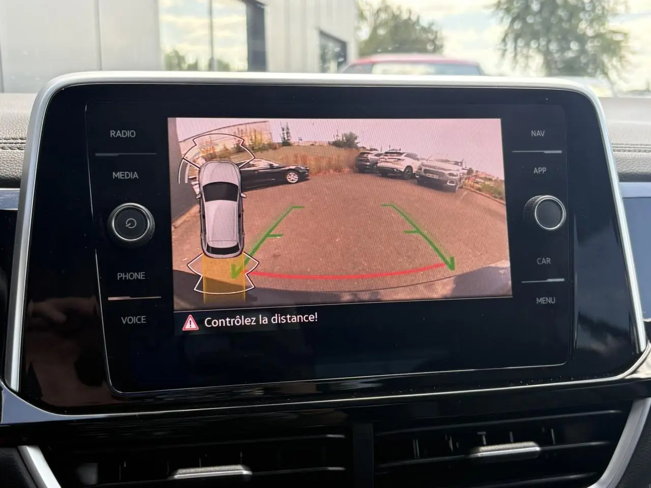 Écran tactile intérieur affichant la caméra de recul du Volkswagen T-Roc noir intense avec aides au stationnement.