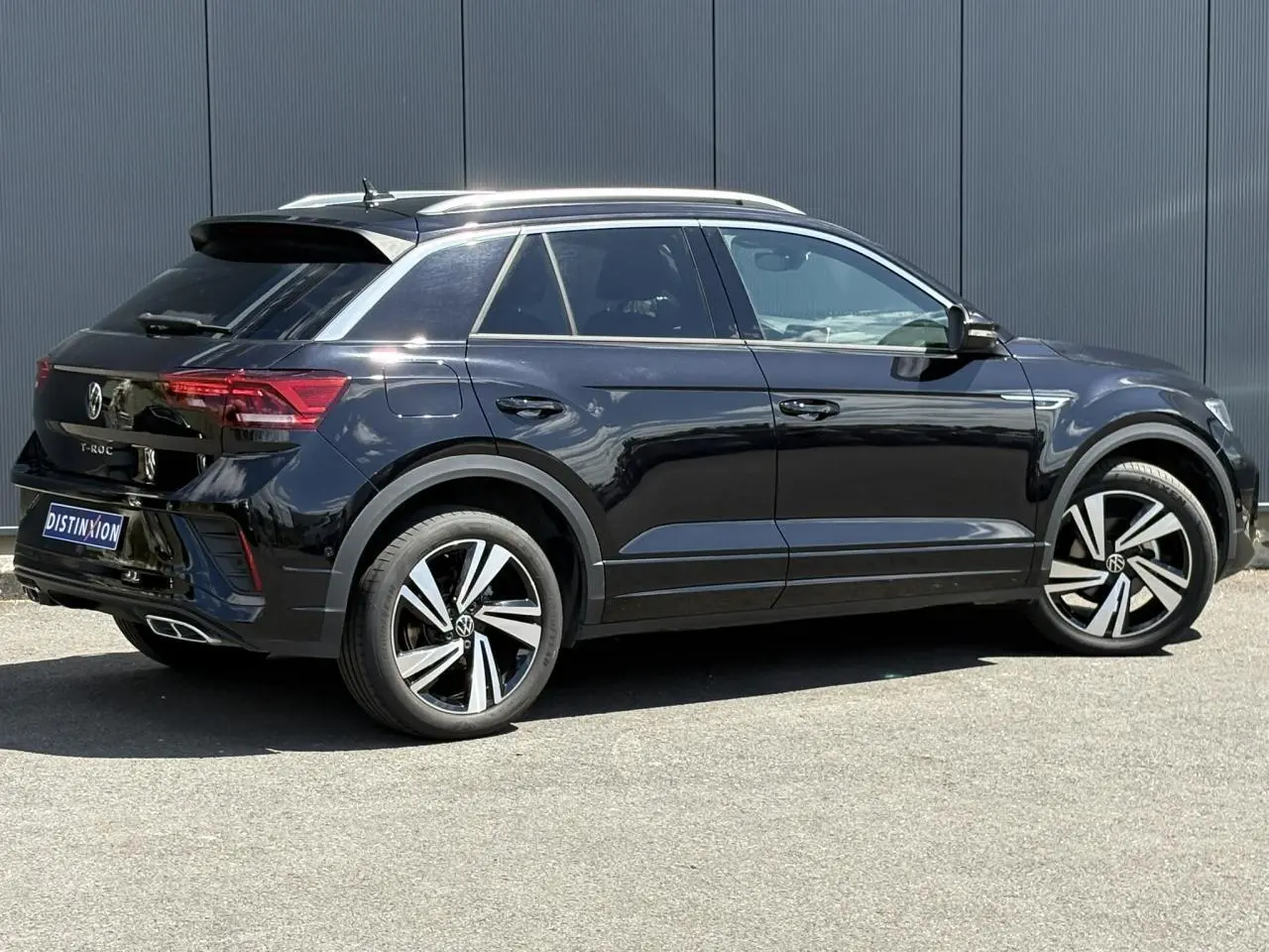 Volkswagen T-Roc noir intense en vue profil droit, jantes alliage 18" Nevada et détails R-Line visibles.