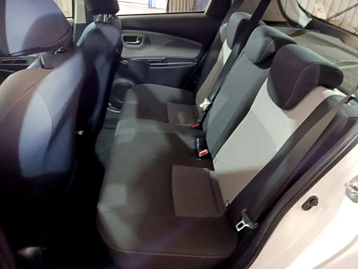 Vue intérieure côté droit sur la banquette arrière noire et grise de la Toyota Yaris blanche 2019 hybride France Business.