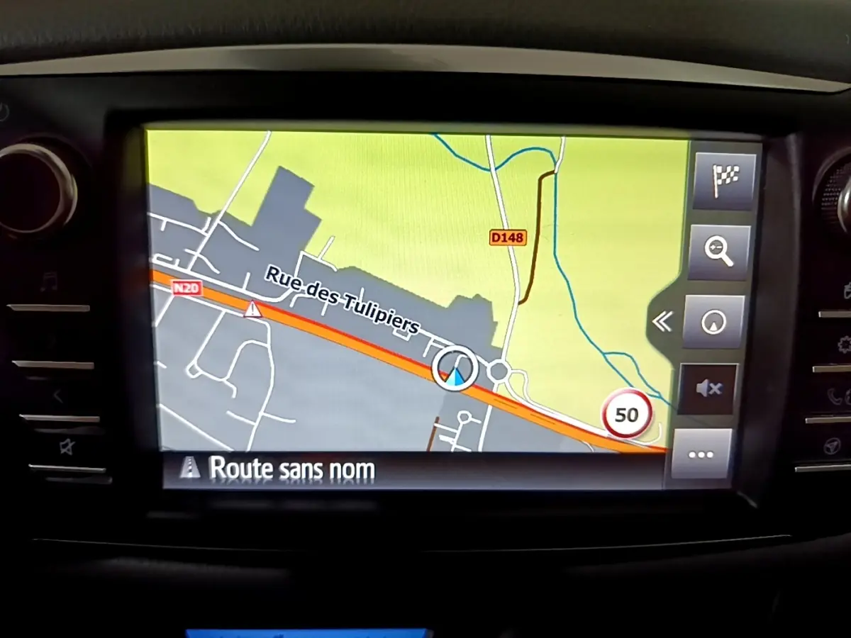Écran tactile du système de navigation 7 pouces de la Toyota Yaris hybride, affichant une carte routière colorée.