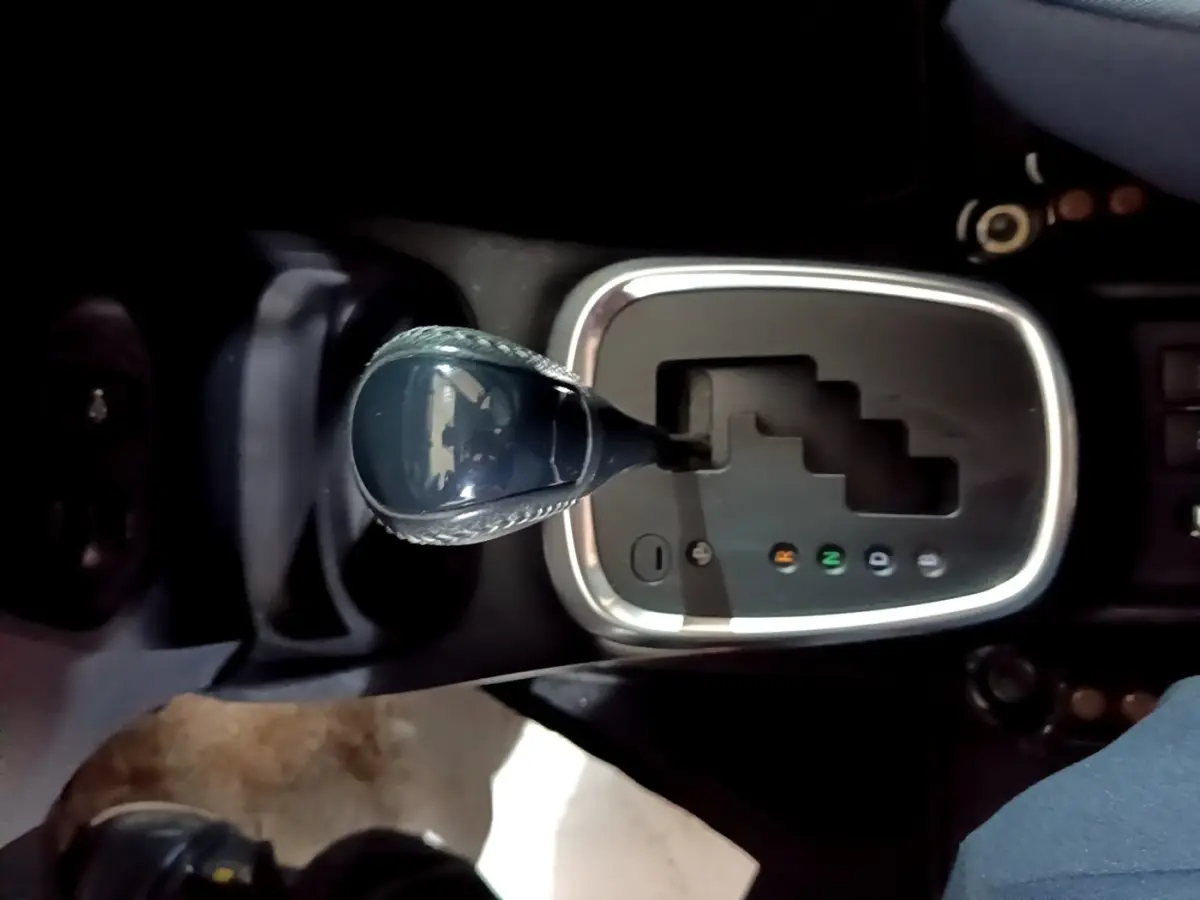 Le levier de vitesses automatique de la Toyota Yaris hybride 2019 vu de dessus avec son contour chromé.