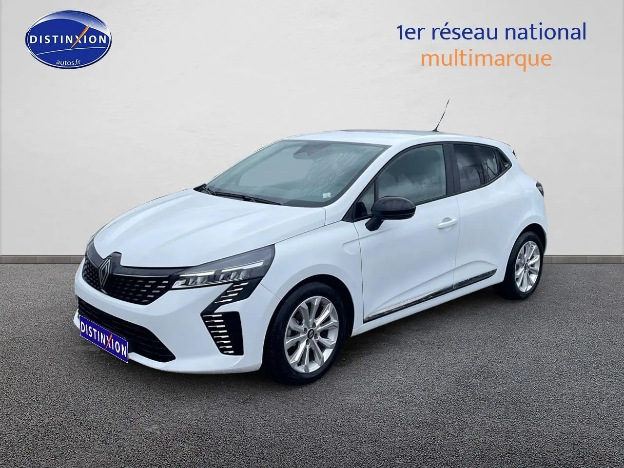 Renault Clio V blanche vue 3/4 avant droit, avec phares LED et jantes alliage argentées.