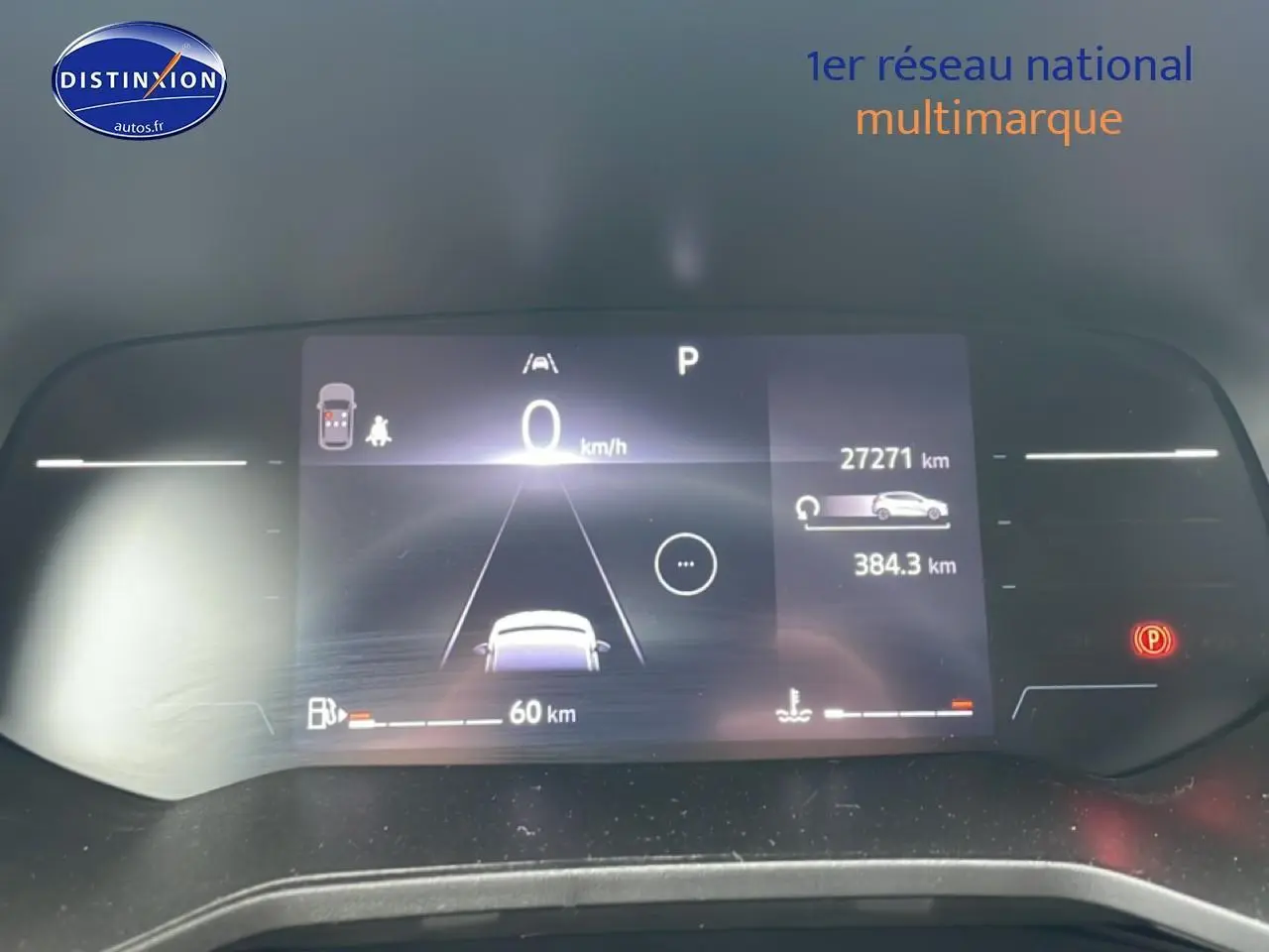 Tableau de bord numérique de Renault Clio V blanc, affichant vitesse à 0 km/h et indicateurs de sécurité.