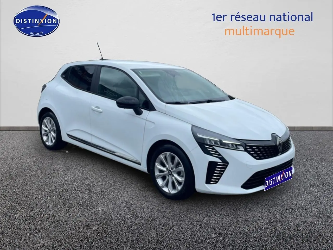 Renault Clio V blanche vue 3/4 avant droit avec phares LED et jantes alliage argentées.