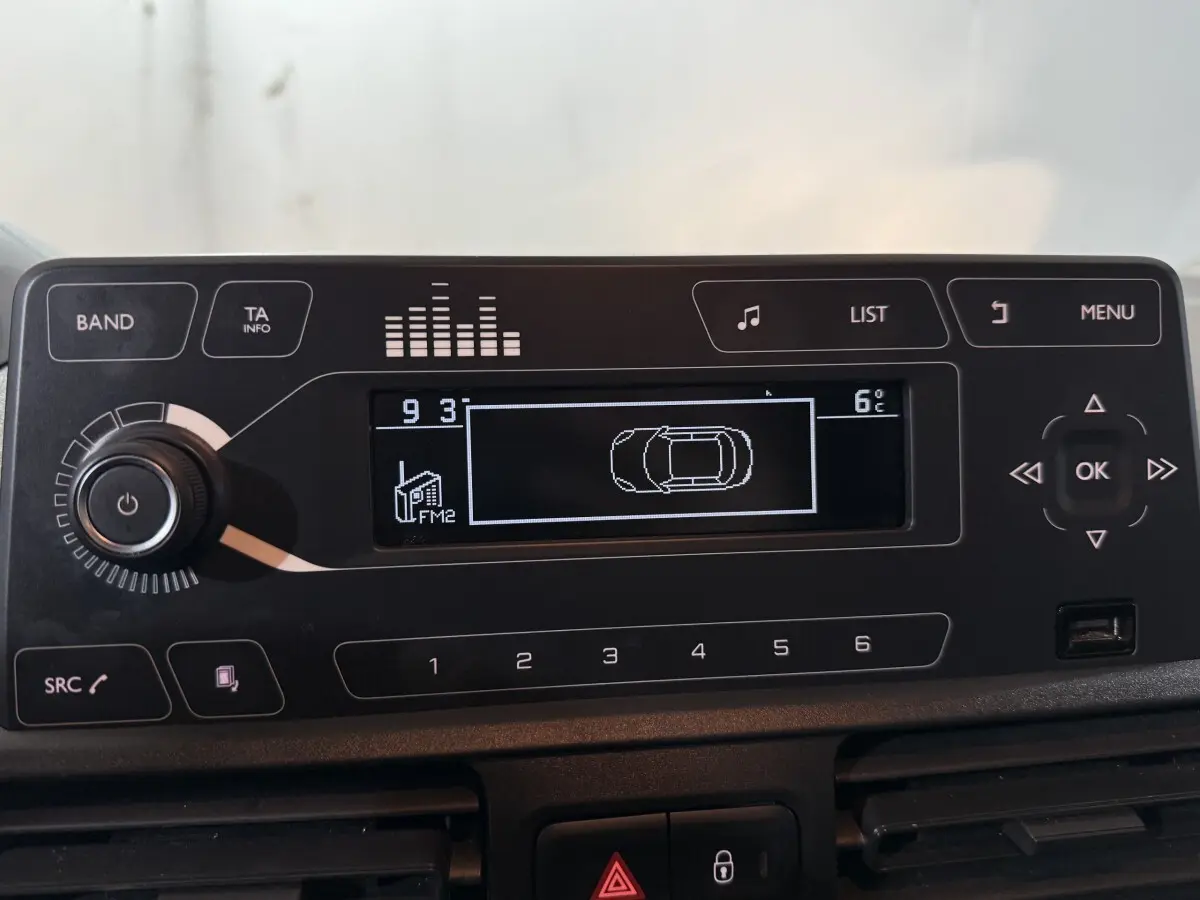 Affichage multifonctions noir du tableau de bord du Peugeot Rifter blanc, avec icône voiture et température extérieure 6°C.