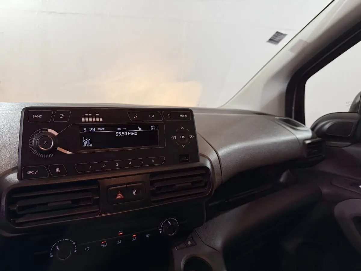 Vue intérieure du tableau de bord noir du Peugeot Rifter PureTech 110 S&S Active 2019, avec écran radio et aérateurs centraux.