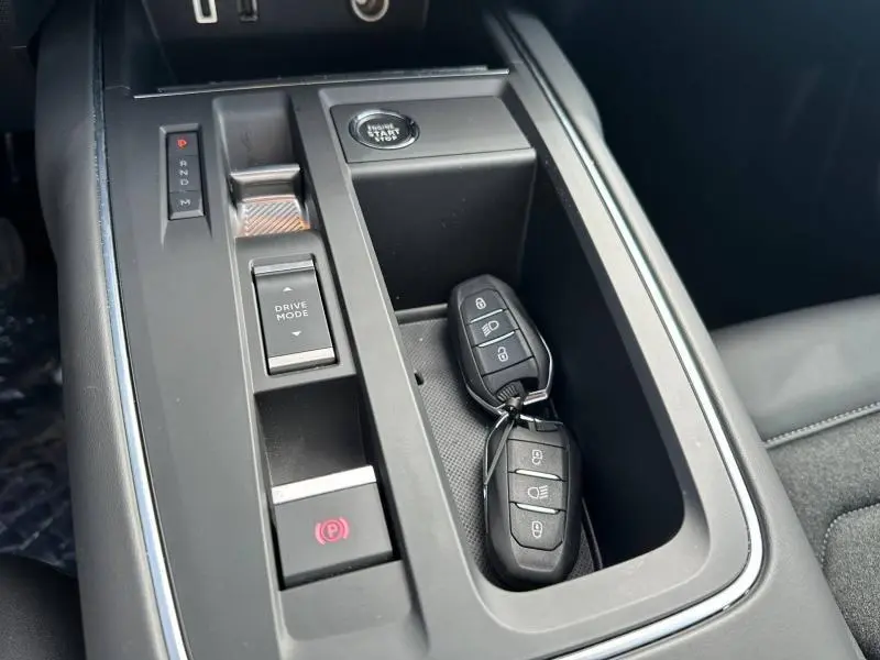 Gros plan sur la console centrale du Citroën C5 Aircross 2025 avec clés, bouton start/stop et commandes boîte auto.