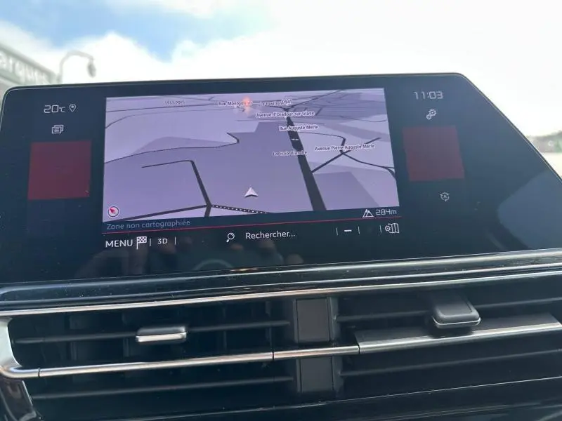 Écran tactile central du tableau de bord du Citroën C5 Aircross 2025 noir, affichant la navigation GPS en mode 3D.