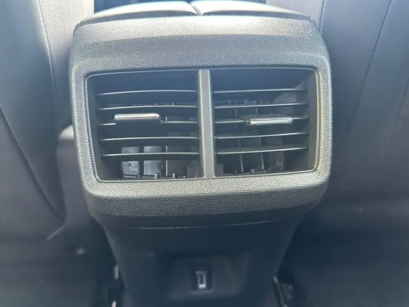 Bouche d'aération arrière noire du Citroën C5 Aircross 2025, avec port USB visible en bas.