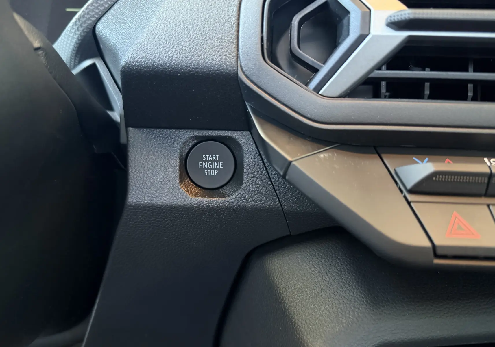 Gros plan intérieur sur le bouton Start Engine Stop du tableau de bord noir du Dacia Duster Hybrid 155 Journey 2026.