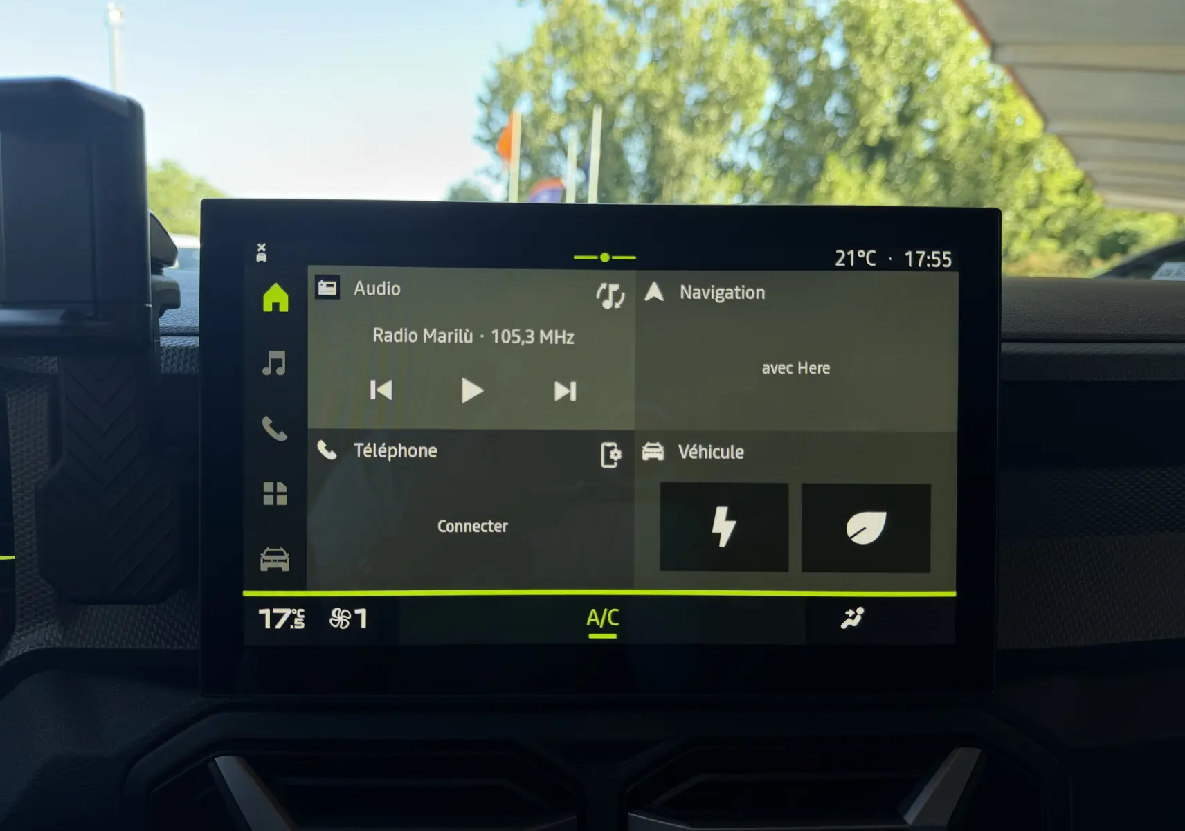 Écran tactile central du tableau de bord du Dacia Duster Hybrid 155 Journey affichant audio et navigation.